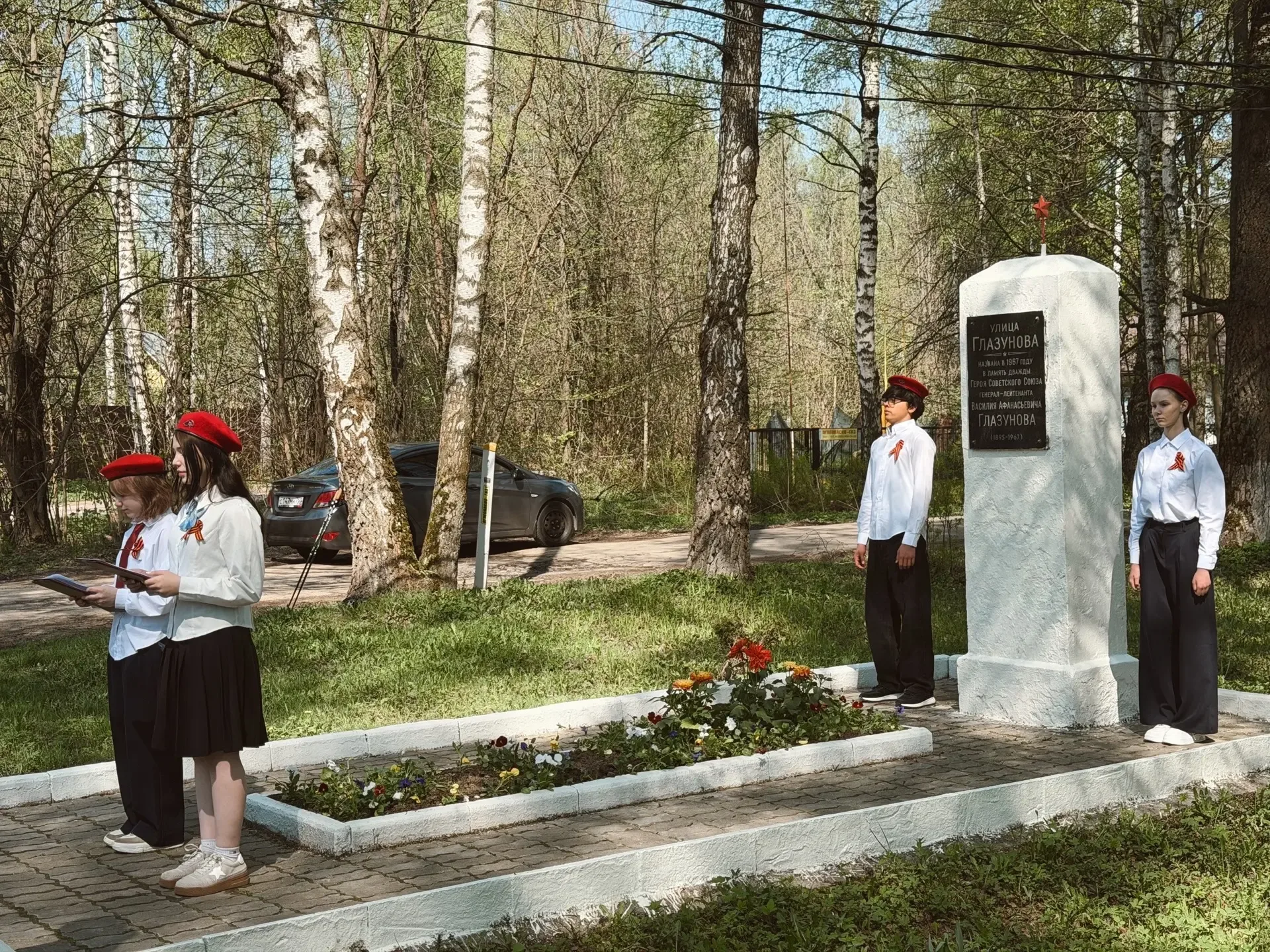 Память в сердцах поколений: наши ученики чтят подвиг героев! 🎗  7 мая, в преддверии Дня Великой Побе