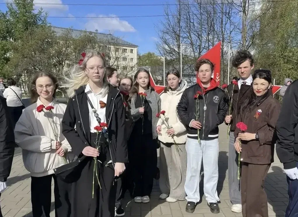 9 мая учащиеся 4 «Г» и 9 «Г» классов Лицея приняли участие в митинге ко Дню Победы.   🕊️Это событие 