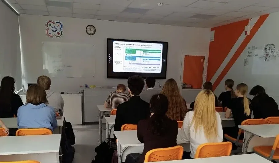 Сегодня у учеников 6-11 классов прошло тематическое профориентационное занятие «Возможности труда, о