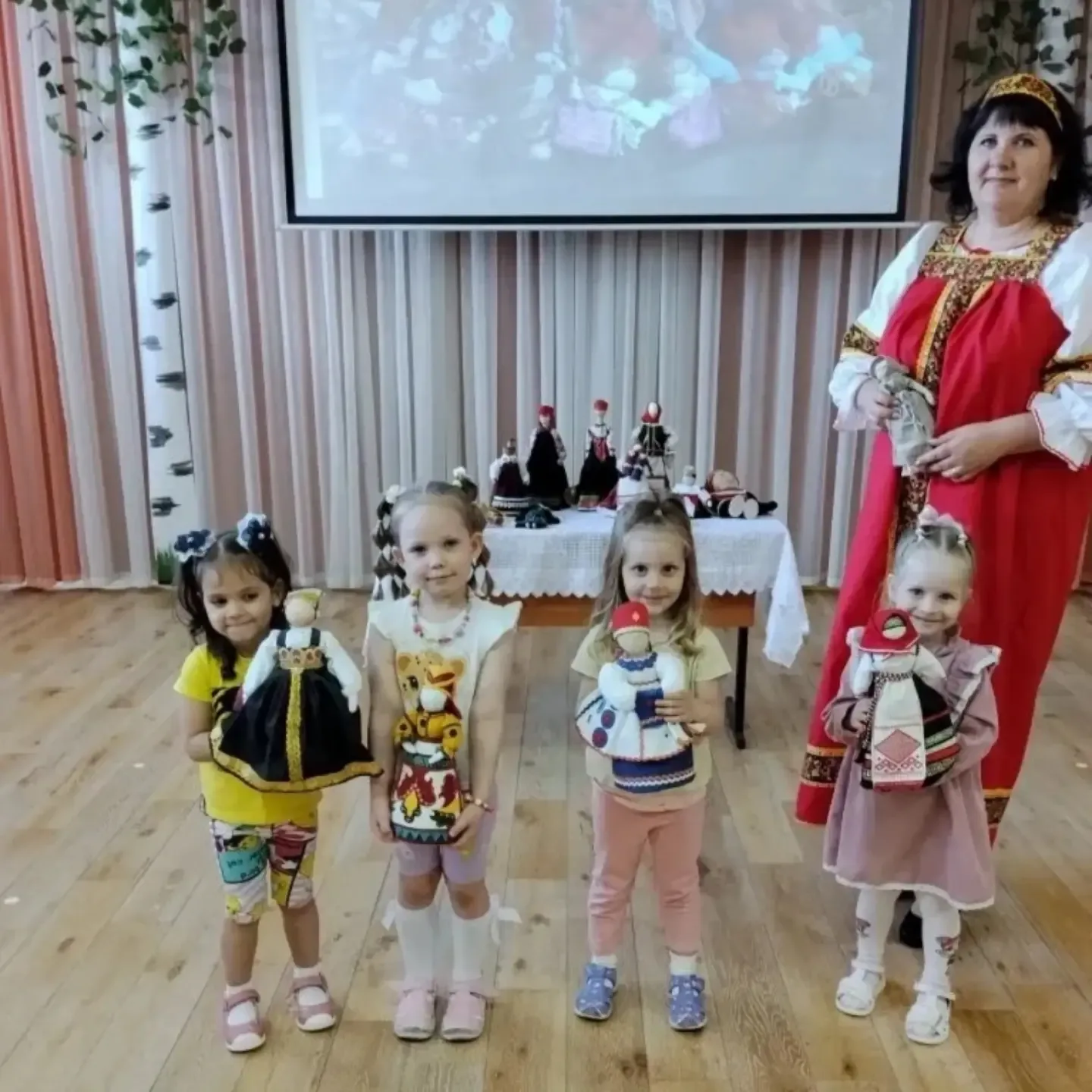 «ХРАНИТЕЛЬНИЦА ТРАДИЦИЙ: МАЛЕНЬКИЕ ВОЛШЕБНИКИ СОЗДАЮТ КУКОЛ» 🪆✨  14 мая в России отмечается трогател
