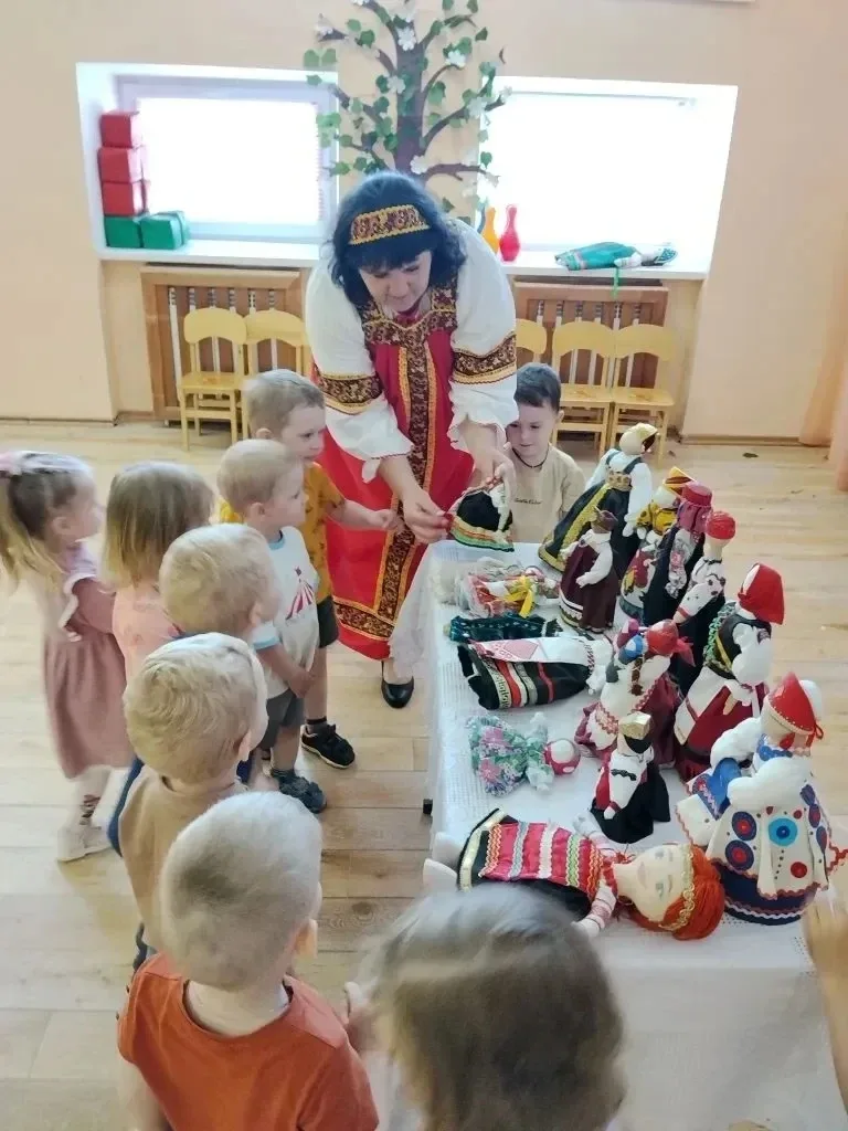 «ХРАНИТЕЛЬНИЦА ТРАДИЦИЙ: МАЛЕНЬКИЕ ВОЛШЕБНИКИ СОЗДАЮТ КУКОЛ» 🪆✨  14 мая в России отмечается трогател
