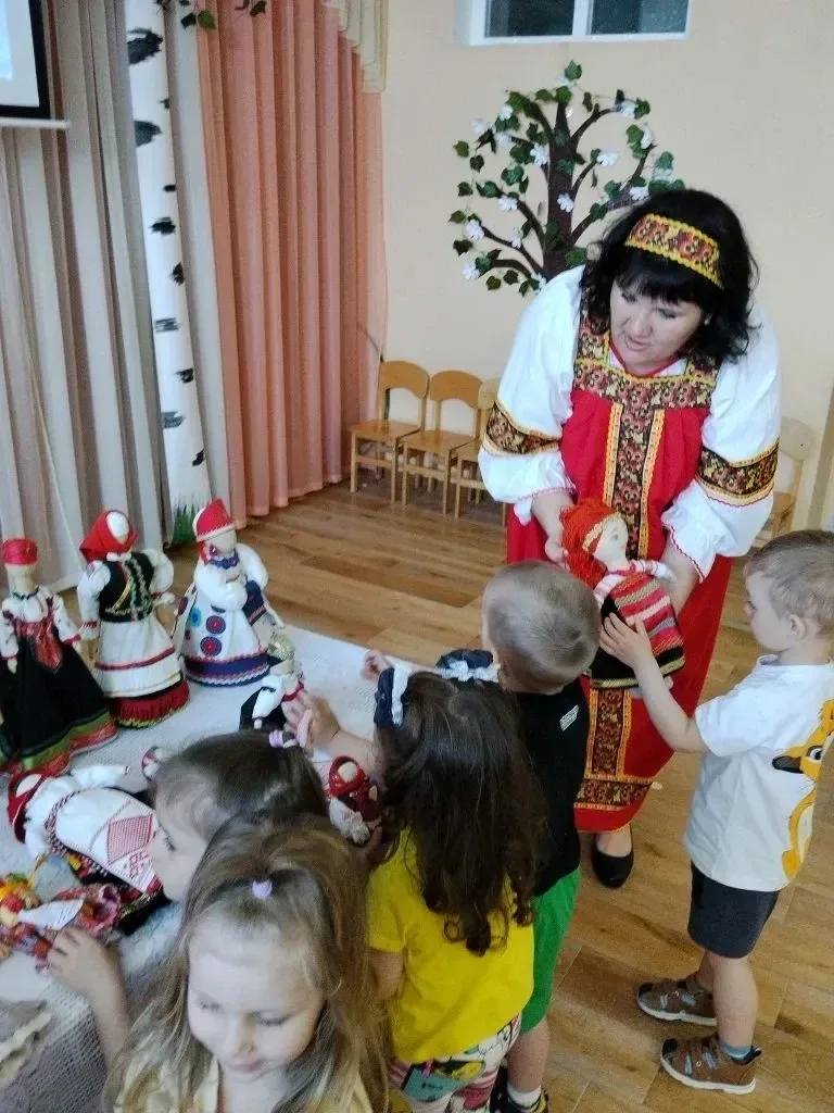 «ХРАНИТЕЛЬНИЦА ТРАДИЦИЙ: МАЛЕНЬКИЕ ВОЛШЕБНИКИ СОЗДАЮТ КУКОЛ» 🪆✨  14 мая в России отмечается трогател