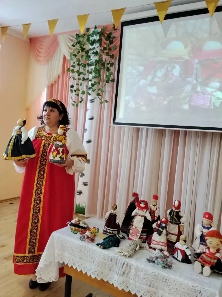 «ХРАНИТЕЛЬНИЦА ТРАДИЦИЙ: МАЛЕНЬКИЕ ВОЛШЕБНИКИ СОЗДАЮТ КУКОЛ» 🪆✨  14 мая в России отмечается трогател
