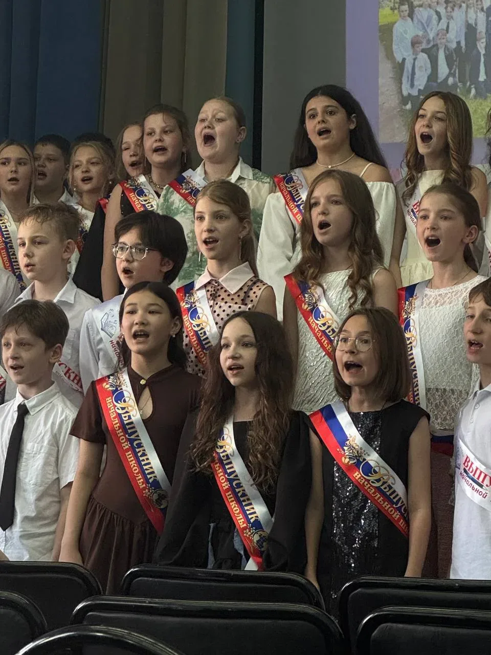 🚀 Первый рубеж!   👏 В зданиях ШО2 и ШО4 нашей школы прошли торжественные выпускные начальной школы: 