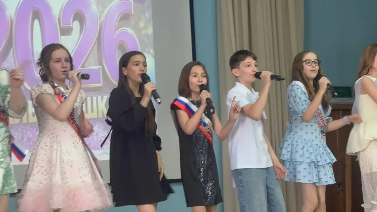🚀 Первый рубеж!   👏 В зданиях ШО2 и ШО4 нашей школы прошли торжественные выпускные начальной школы: 