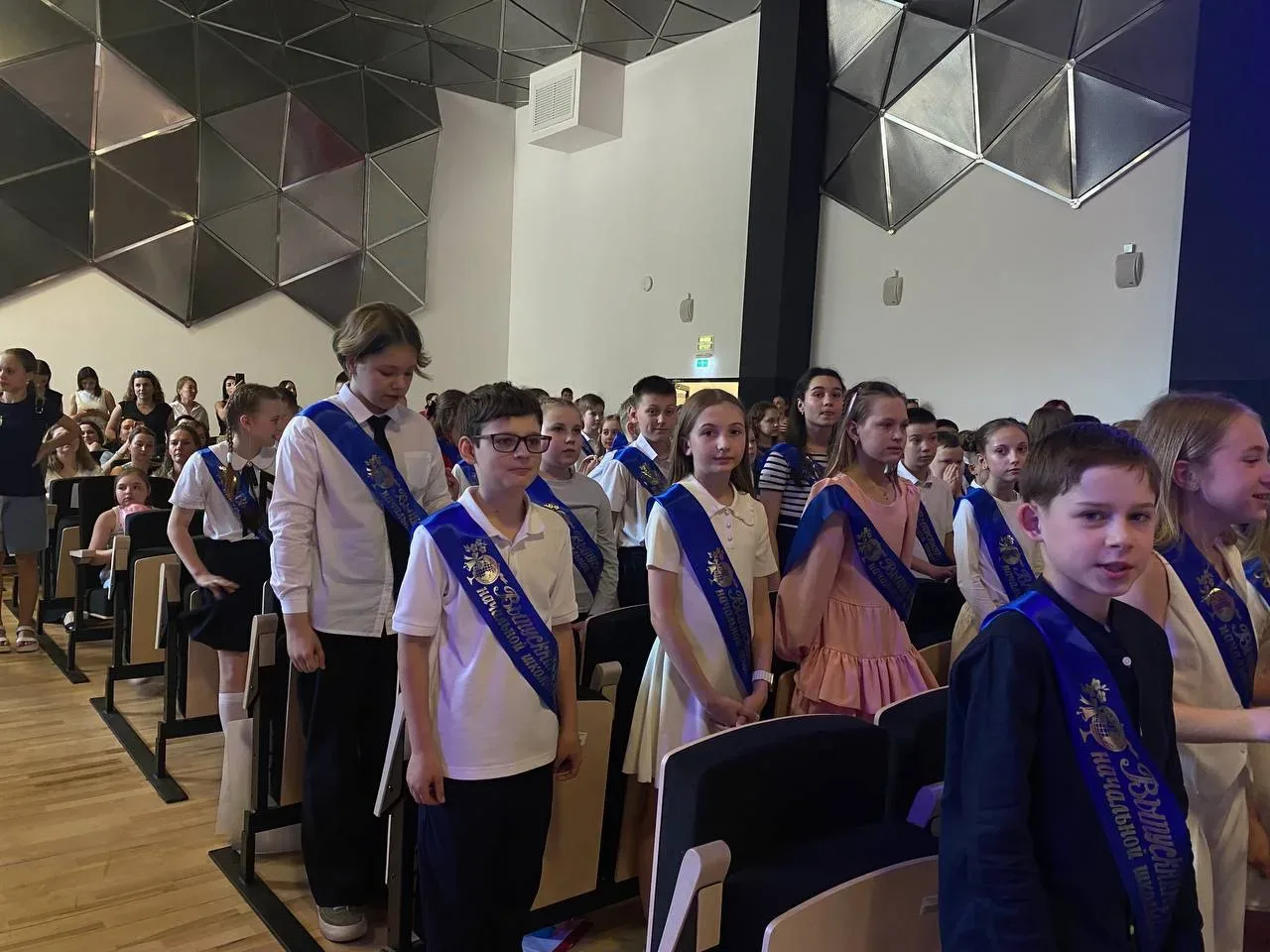 🚀 Первый рубеж!   👏 В зданиях ШО2 и ШО4 нашей школы прошли торжественные выпускные начальной школы: 
