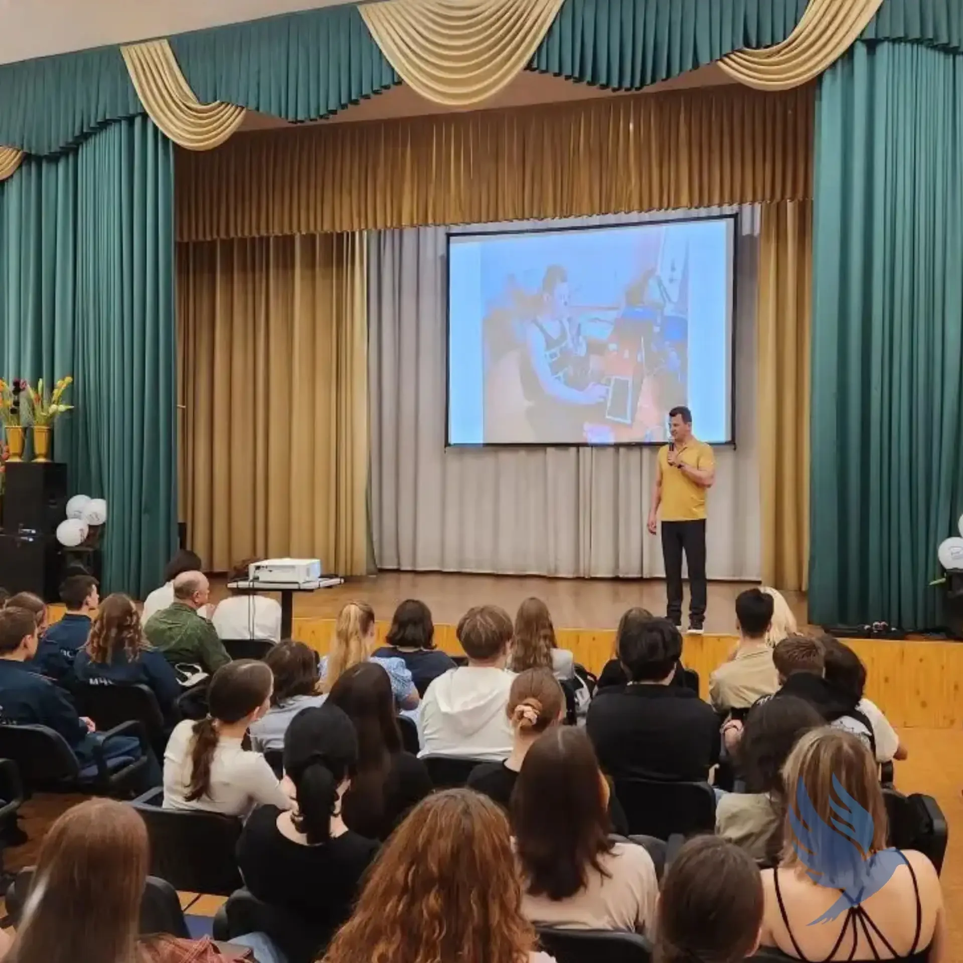 🚀 Урок мужества с Героем России и космонавтом Романом Романенко 🇷🇺  В нашей школе состоялась вдохнов