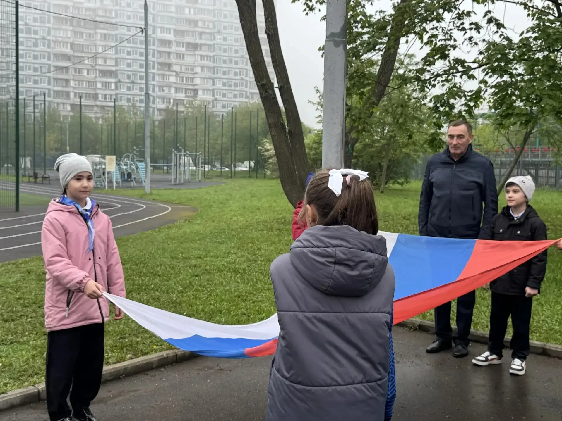 🇷🇺 Торжественный старт новой учебной недели  Утро в нашей школе началось с традиционного поднятия фл
