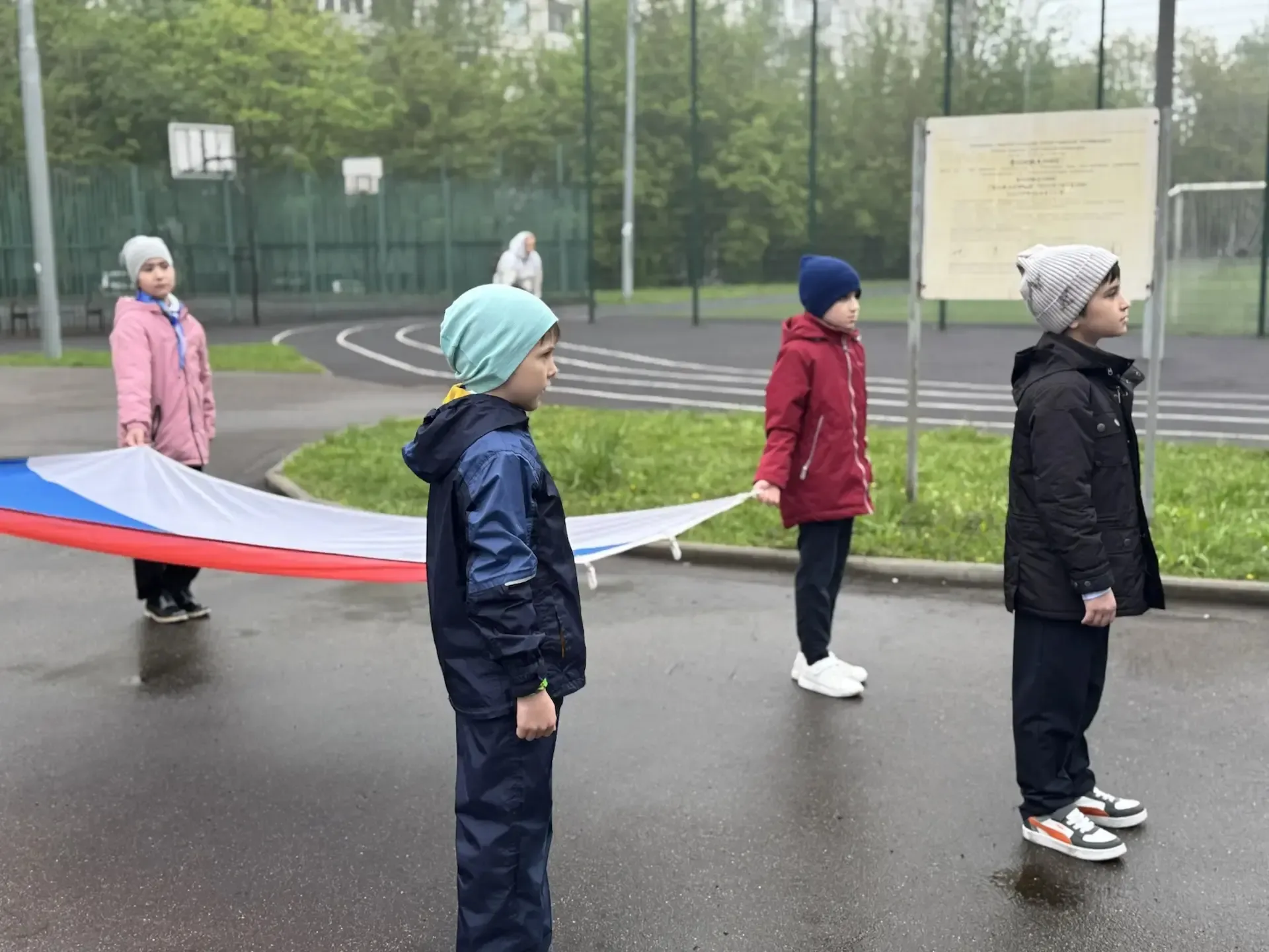 🇷🇺 Торжественный старт новой учебной недели  Утро в нашей школе началось с традиционного поднятия фл