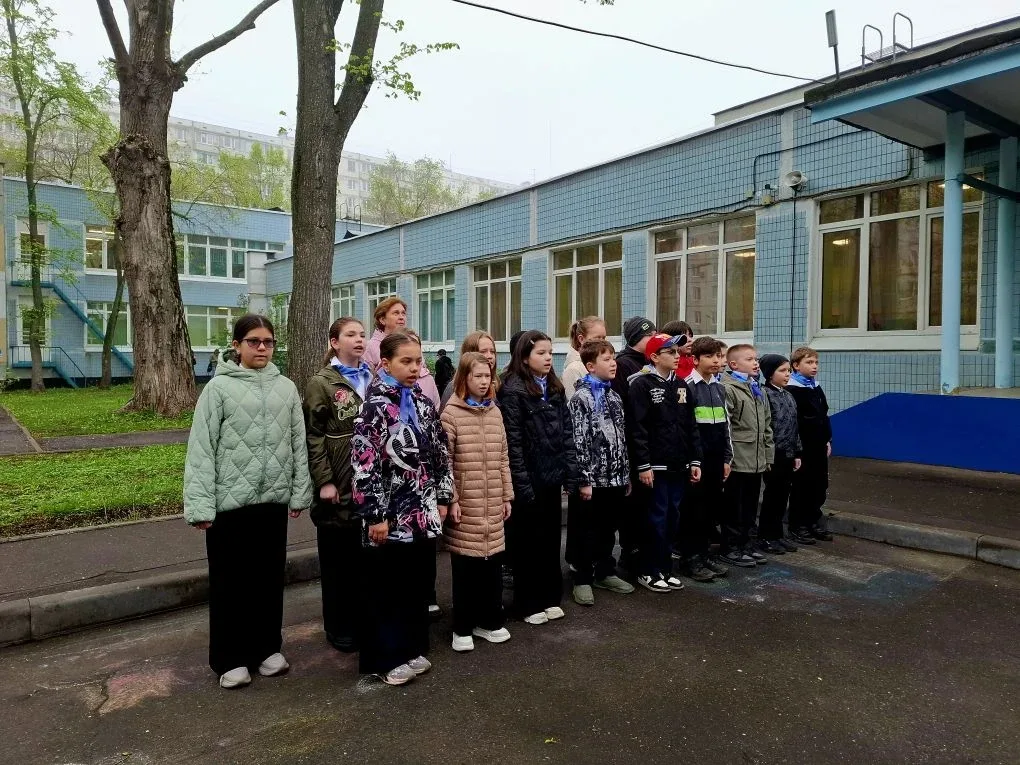🇷🇺 Торжественный старт новой учебной недели  Утро в нашей школе началось с традиционного поднятия фл