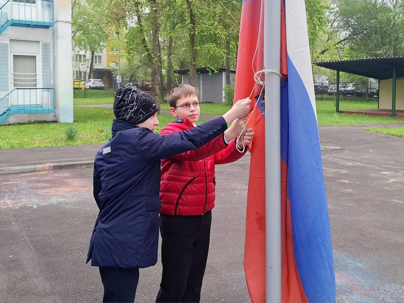 🇷🇺 Торжественный старт новой учебной недели  Утро в нашей школе началось с традиционного поднятия фл