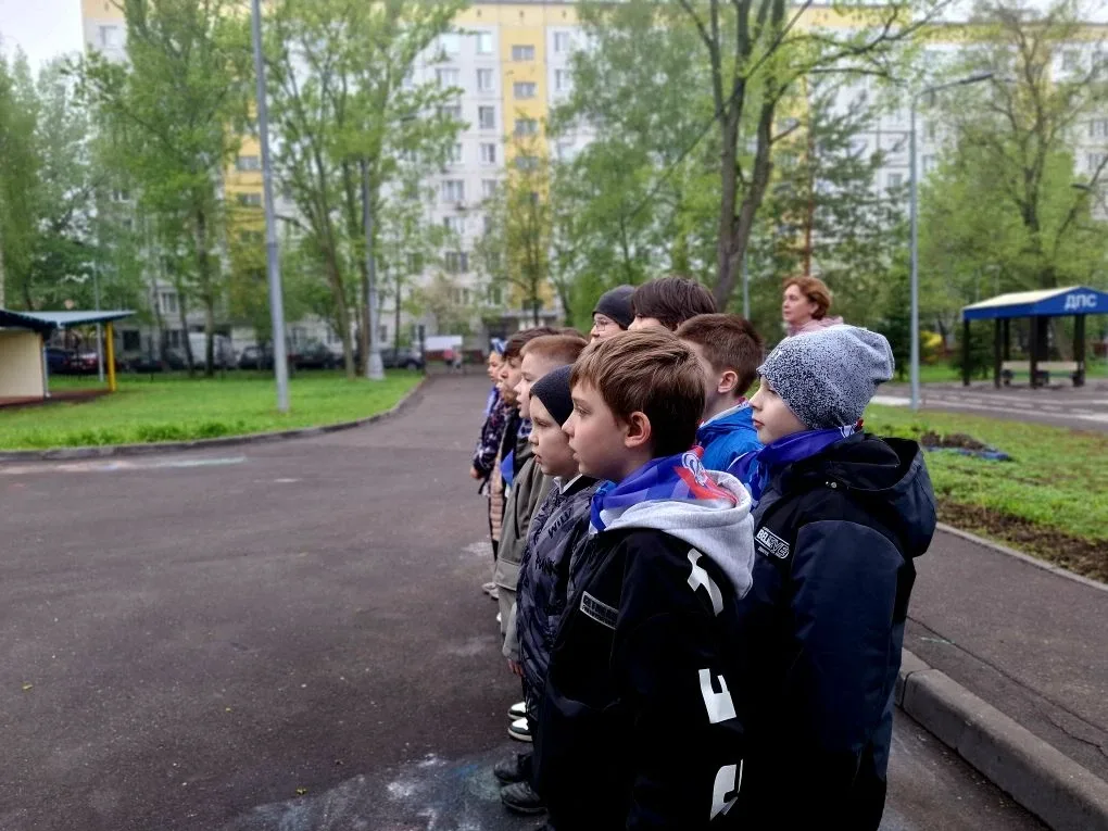 🇷🇺 Торжественный старт новой учебной недели  Утро в нашей школе началось с традиционного поднятия фл