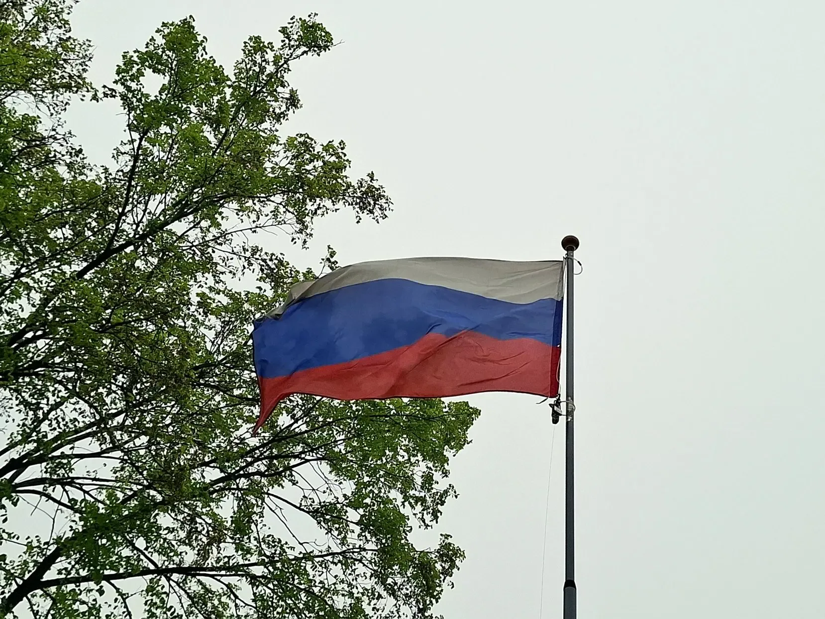🇷🇺 Торжественный старт новой учебной недели  Утро в нашей школе началось с традиционного поднятия фл