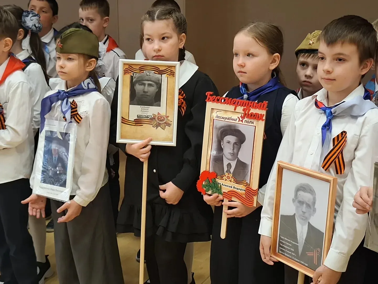 «…Песня вновь воскрешала То, что было давно, Что ни старым, ни малым Позабыть не дано…» (Андрей Деме