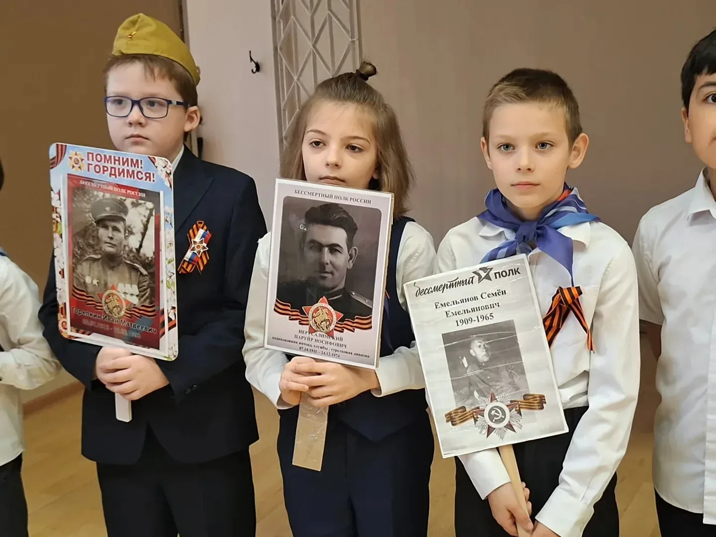 «…Песня вновь воскрешала То, что было давно, Что ни старым, ни малым Позабыть не дано…» (Андрей Деме