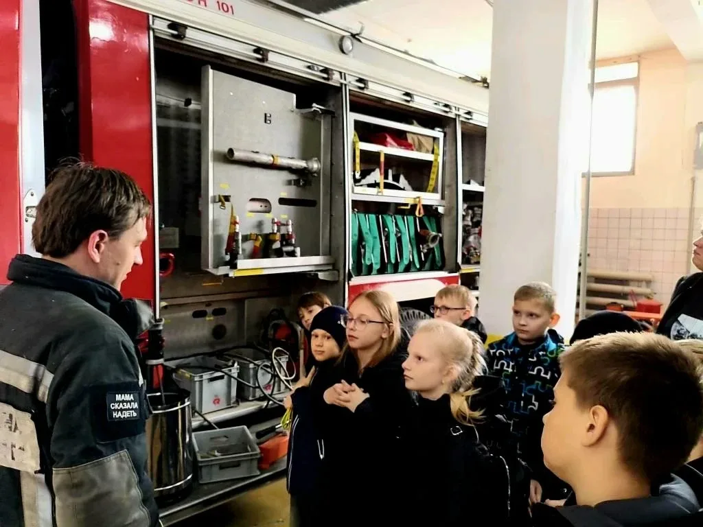 Урок безопасности в 3 „В“    🧑‍🚒 Ученики 3 «В» класса посетили Московский учебный центр федеральной 