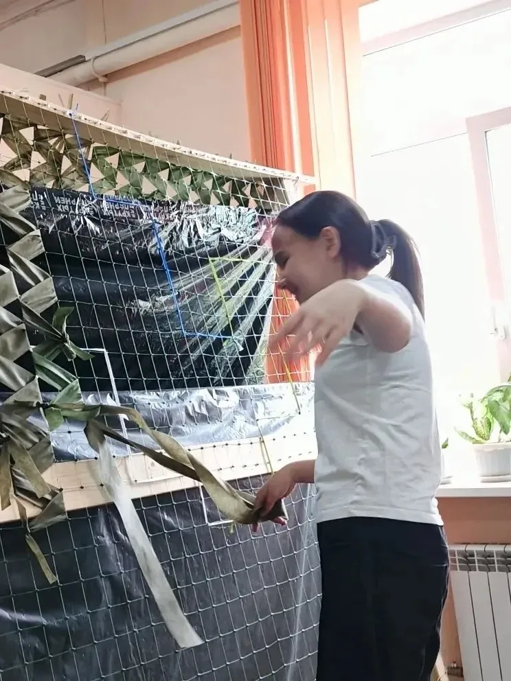 Сегодня ученики 4В класса помогали волонтёрской группе "Сети для наших"