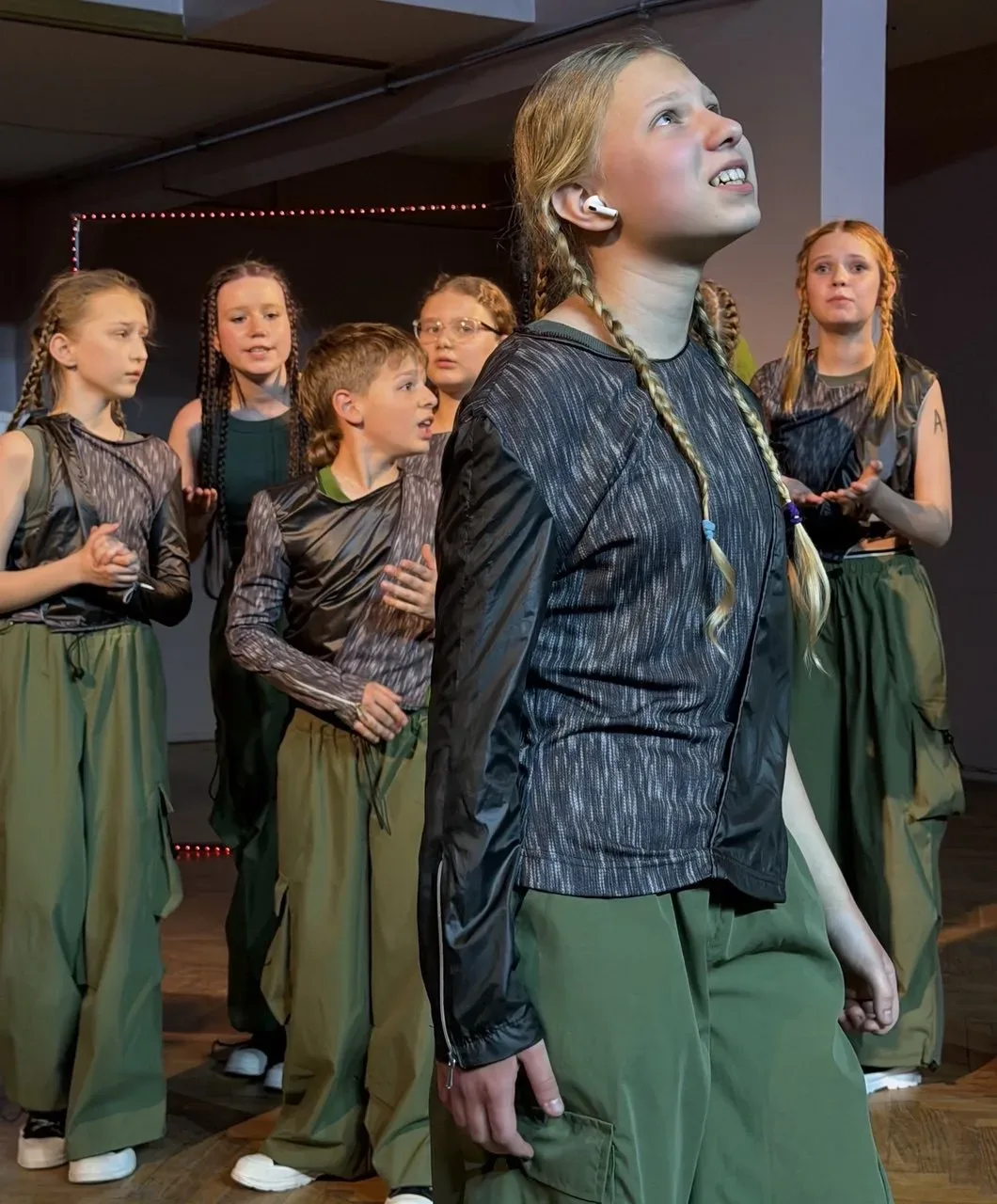 Сегодня состоялась премьера спектакля «Бедолаги»   🎭 На сцене ожила история о выборе между жизнью по