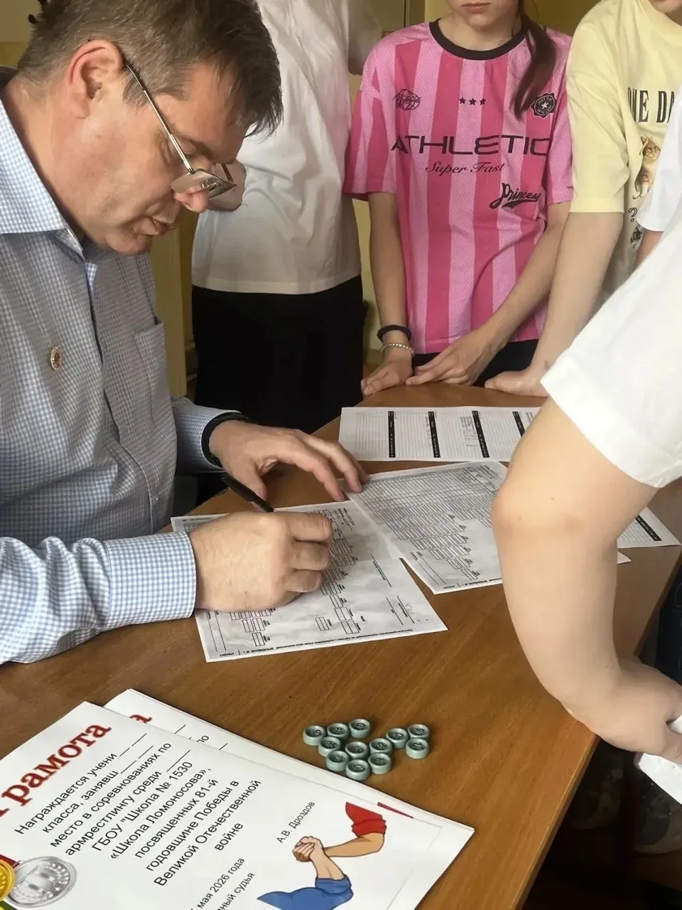 В Школе Ломоносова состоялись соревнования по армрестлингу среди юношей и девушек, посвящённые 81-й 