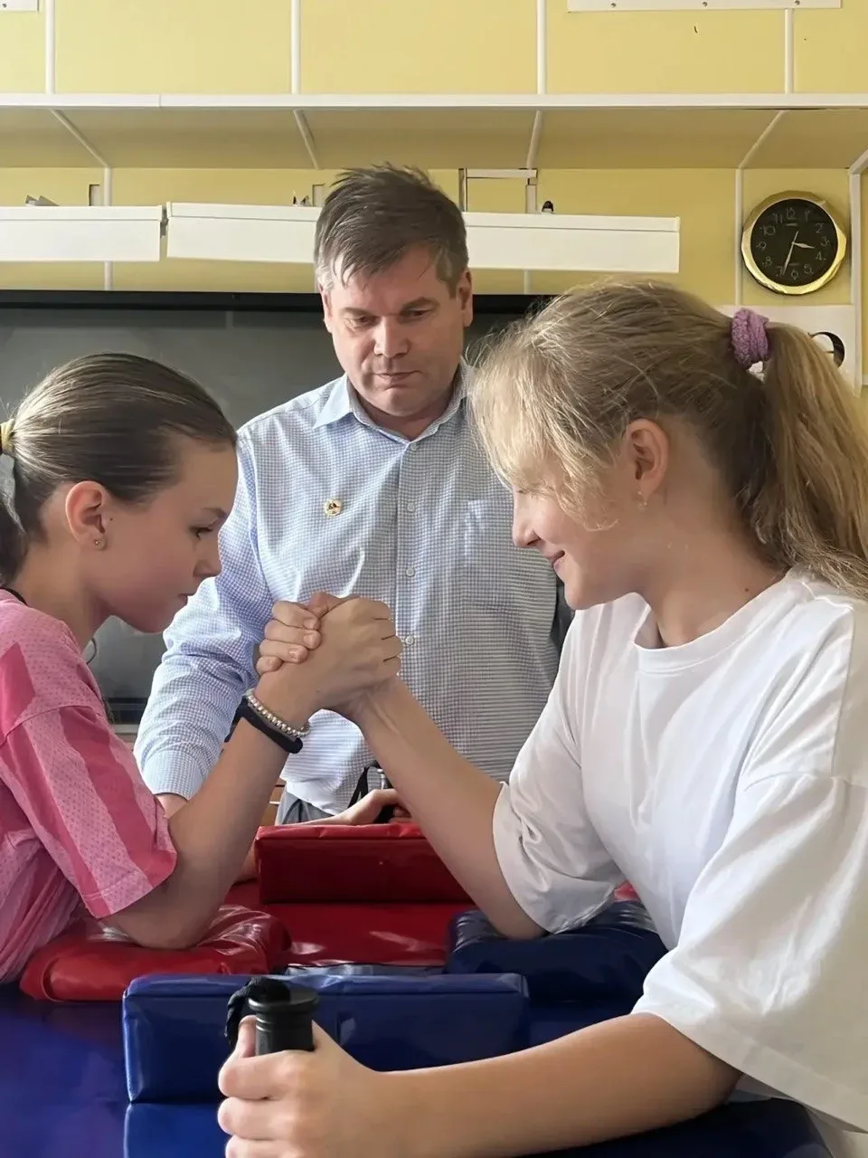 В Школе Ломоносова состоялись соревнования по армрестлингу среди юношей и девушек, посвящённые 81-й 