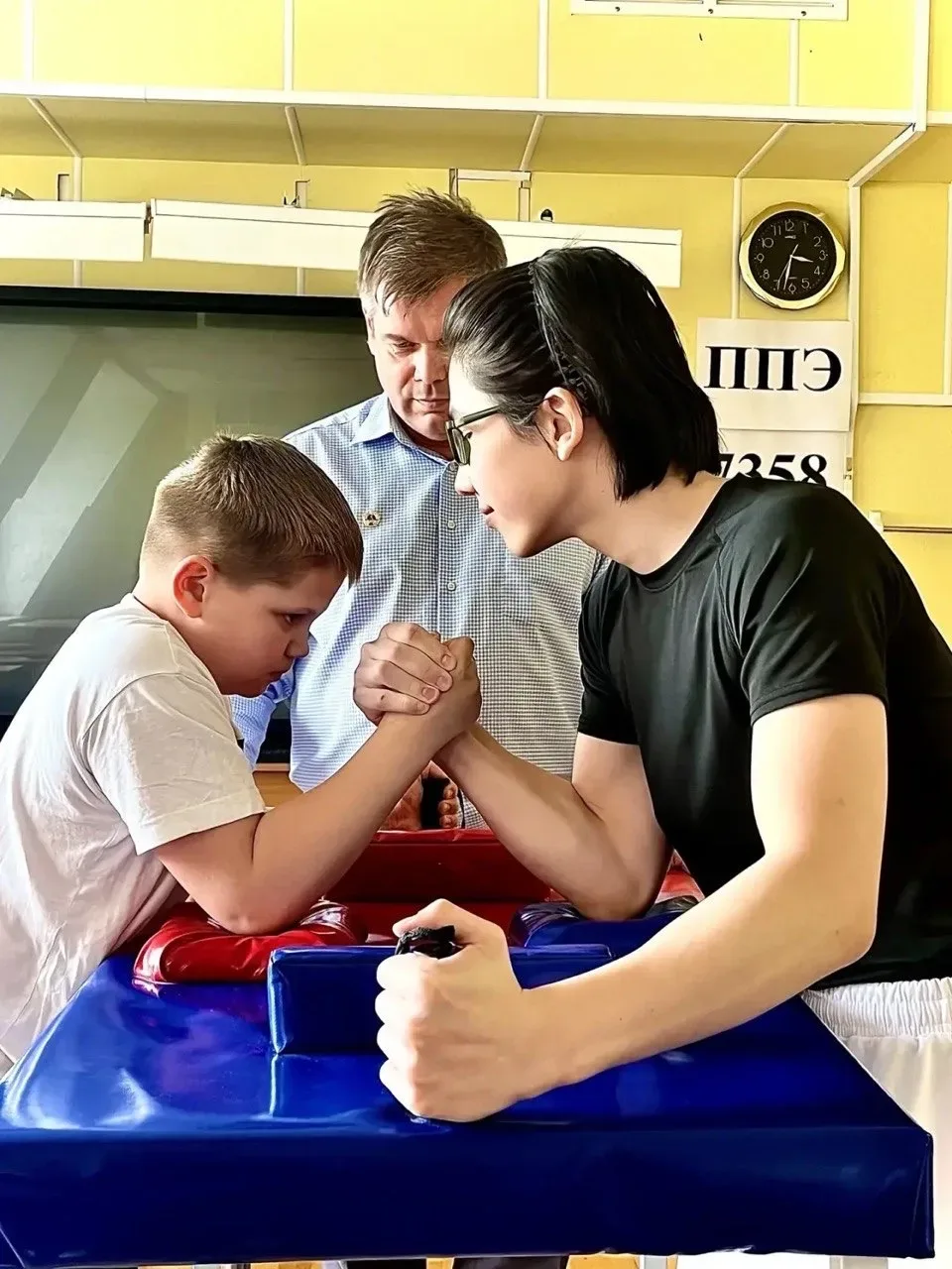 В Школе Ломоносова состоялись соревнования по армрестлингу среди юношей и девушек, посвящённые 81-й 