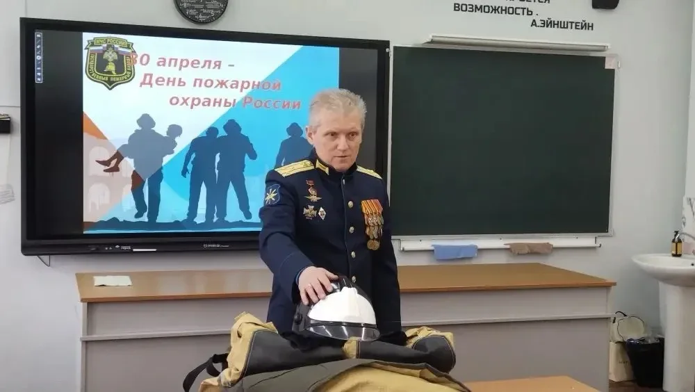 Продолжая тему Дня пожарной охраны России, тематические занятия прошли и в Школе Ломоносова  🚒 Сегод