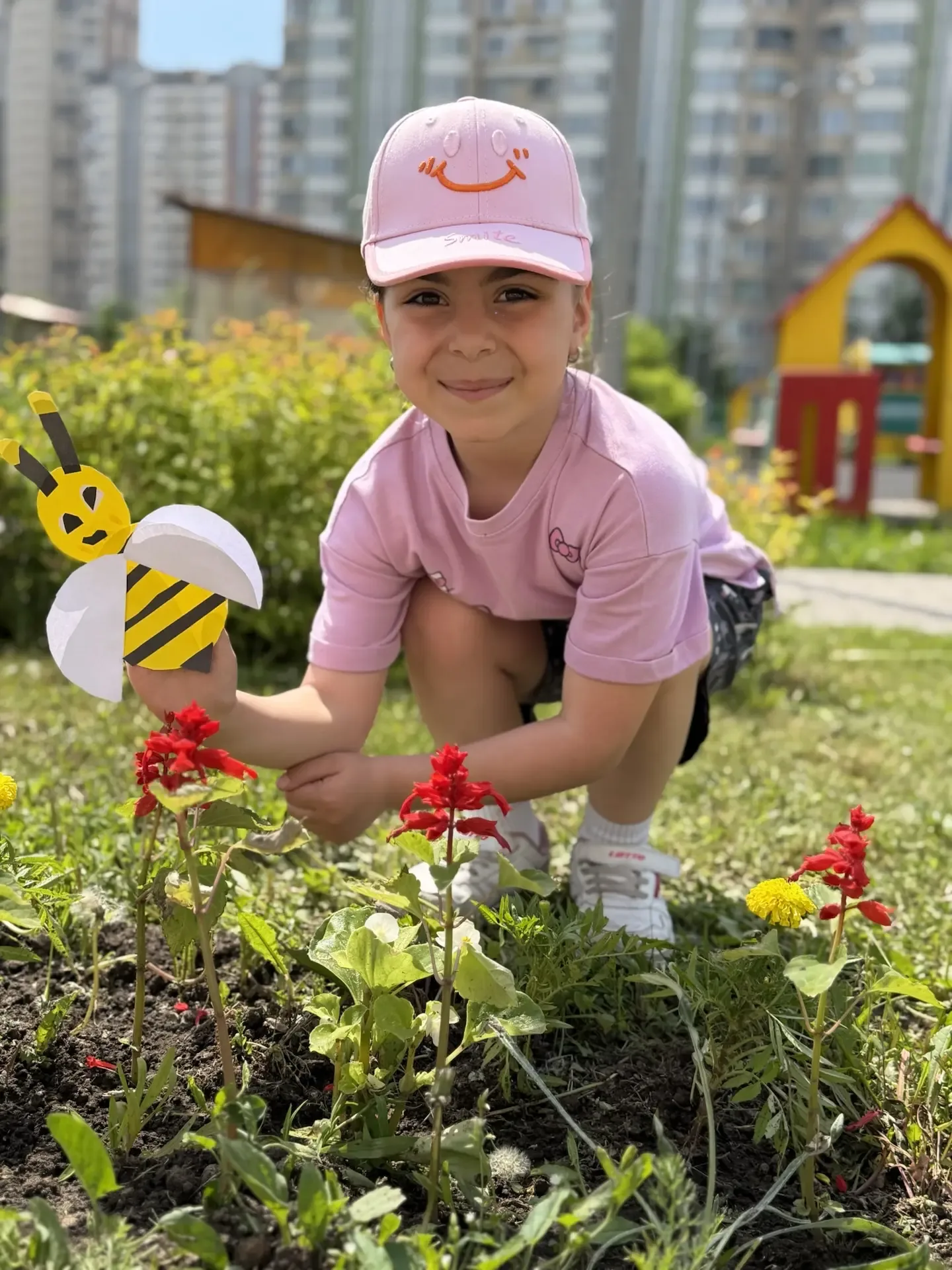 ЗАБАВНЫЕ НОВОСТИ🏡  20 мая отмечается Всемирный день пчёл.  Воспитатели Zабавы на Покровской Елена Ва