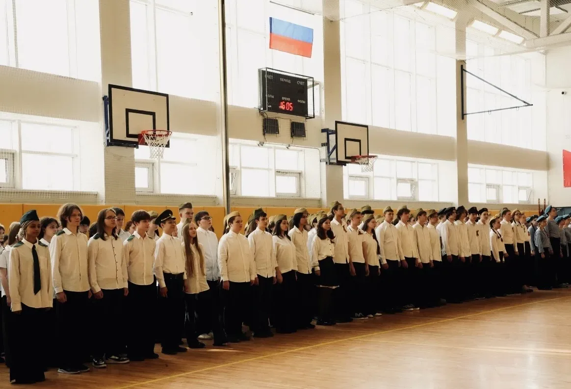 НОВОСТИ 🆕  Наш школьный фестиваль «Классики» завершился масштабным событием — смотром строя и песни,