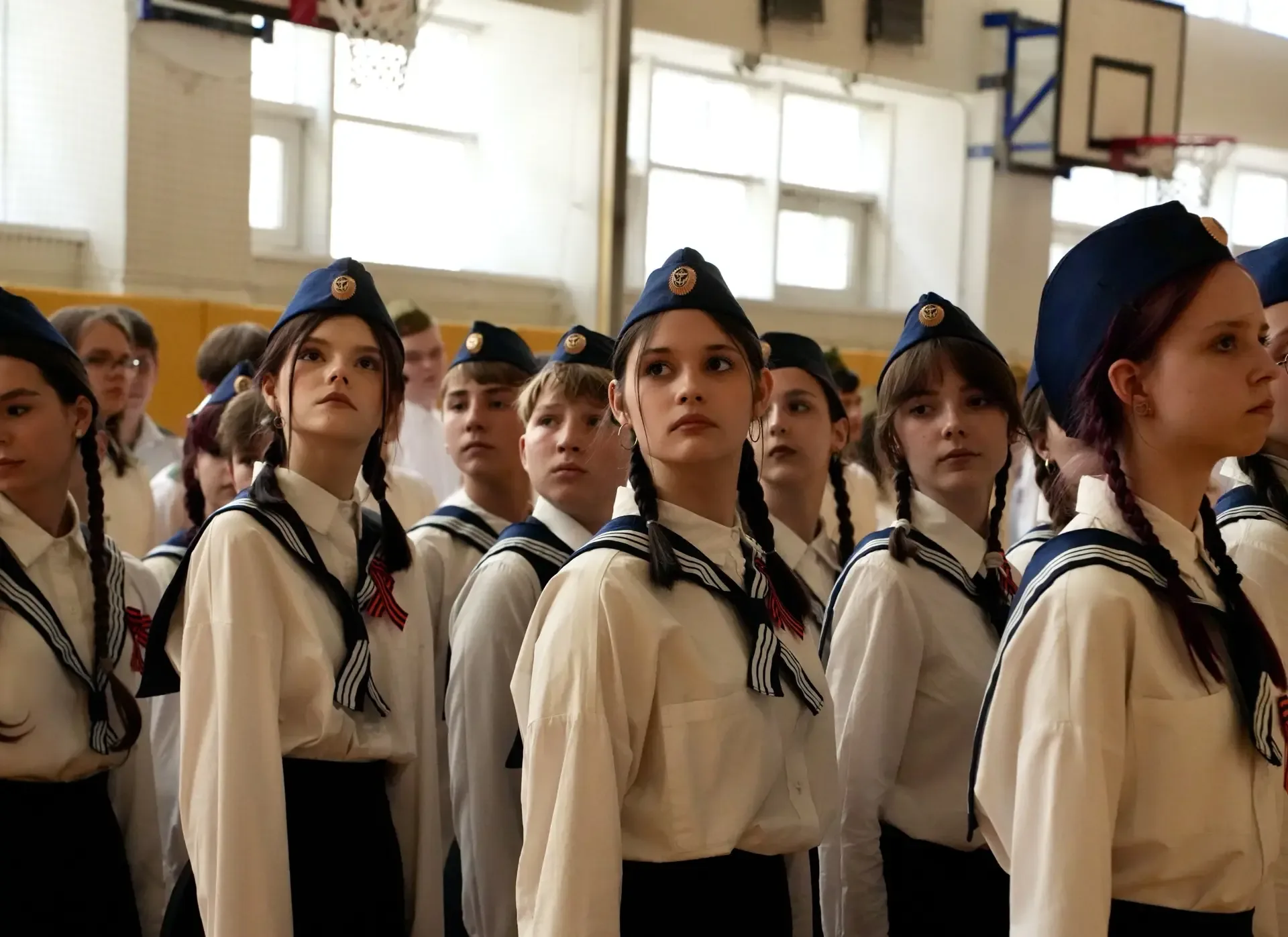 НОВОСТИ 🆕  Наш школьный фестиваль «Классики» завершился масштабным событием — смотром строя и песни,