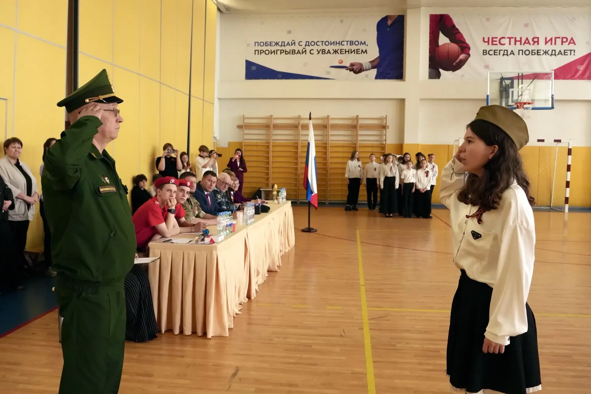 НОВОСТИ 🆕  Наш школьный фестиваль «Классики» завершился масштабным событием — смотром строя и песни,