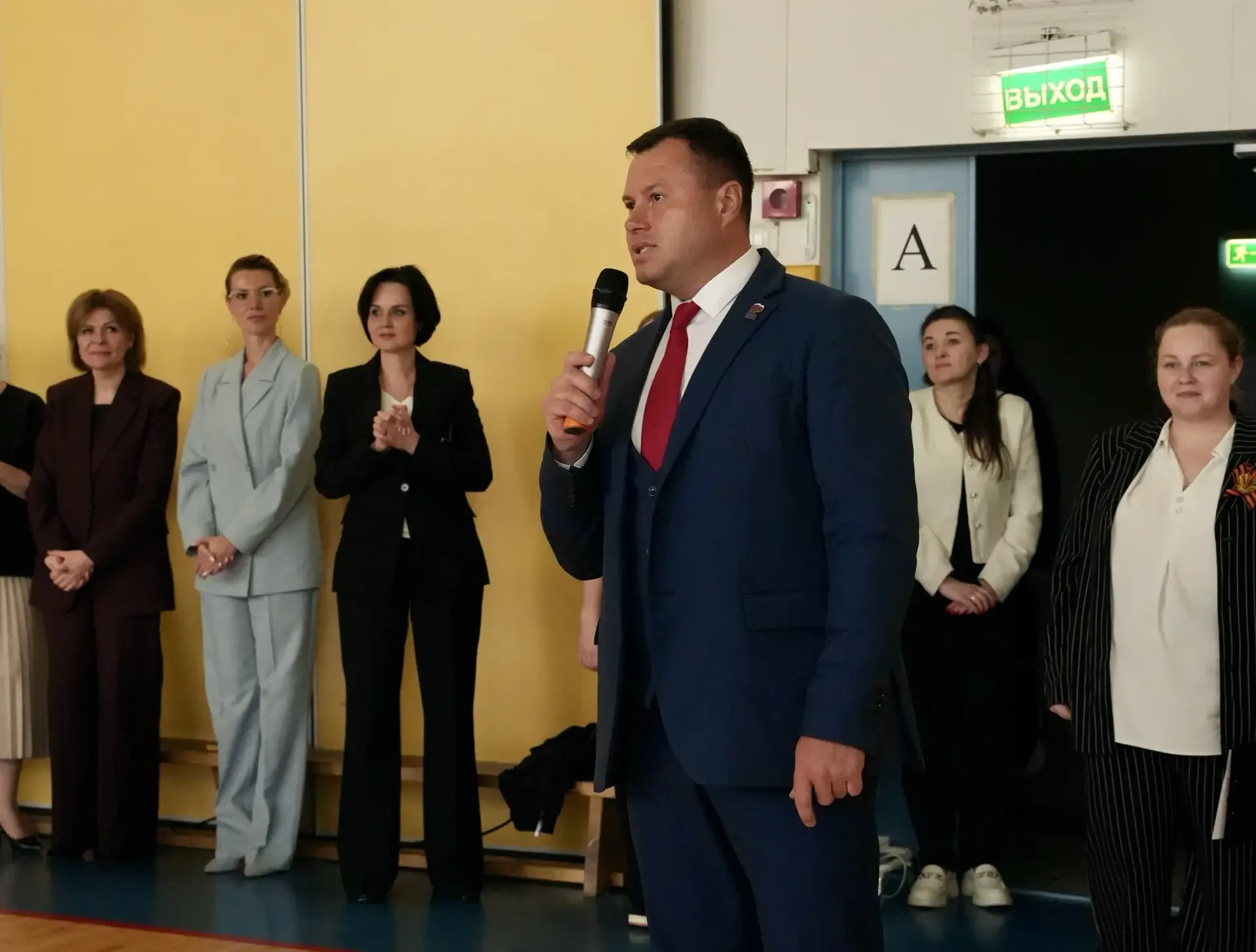 НОВОСТИ 🆕  В нашей школе состоялось торжественное открытие Парты Героя. Она посвящена участнику Вели