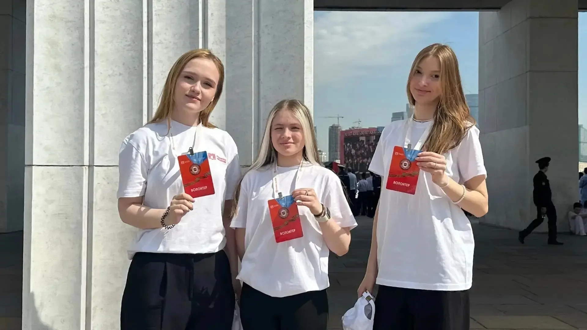 Связь поколений: волонтеры колледжа на Параде кадетского движения  🤝 20 мая на территории Мемориальн