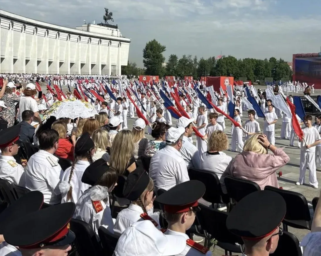 Связь поколений: волонтеры колледжа на Параде кадетского движения  🤝 20 мая на территории Мемориальн