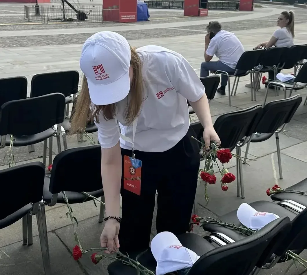 Связь поколений: волонтеры колледжа на Параде кадетского движения  🤝 20 мая на территории Мемориальн