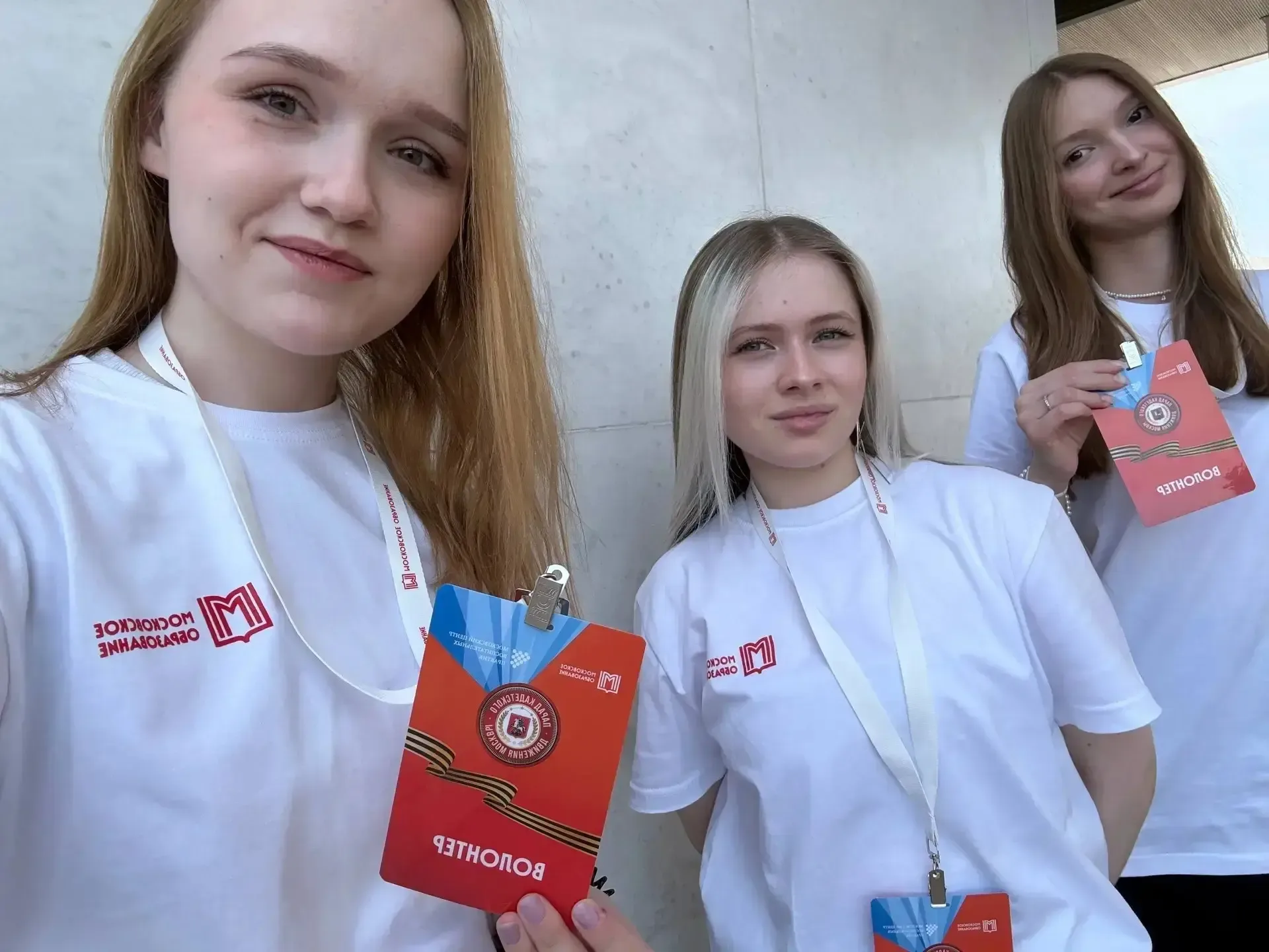 Связь поколений: волонтеры колледжа на Параде кадетского движения  🤝 20 мая на территории Мемориальн