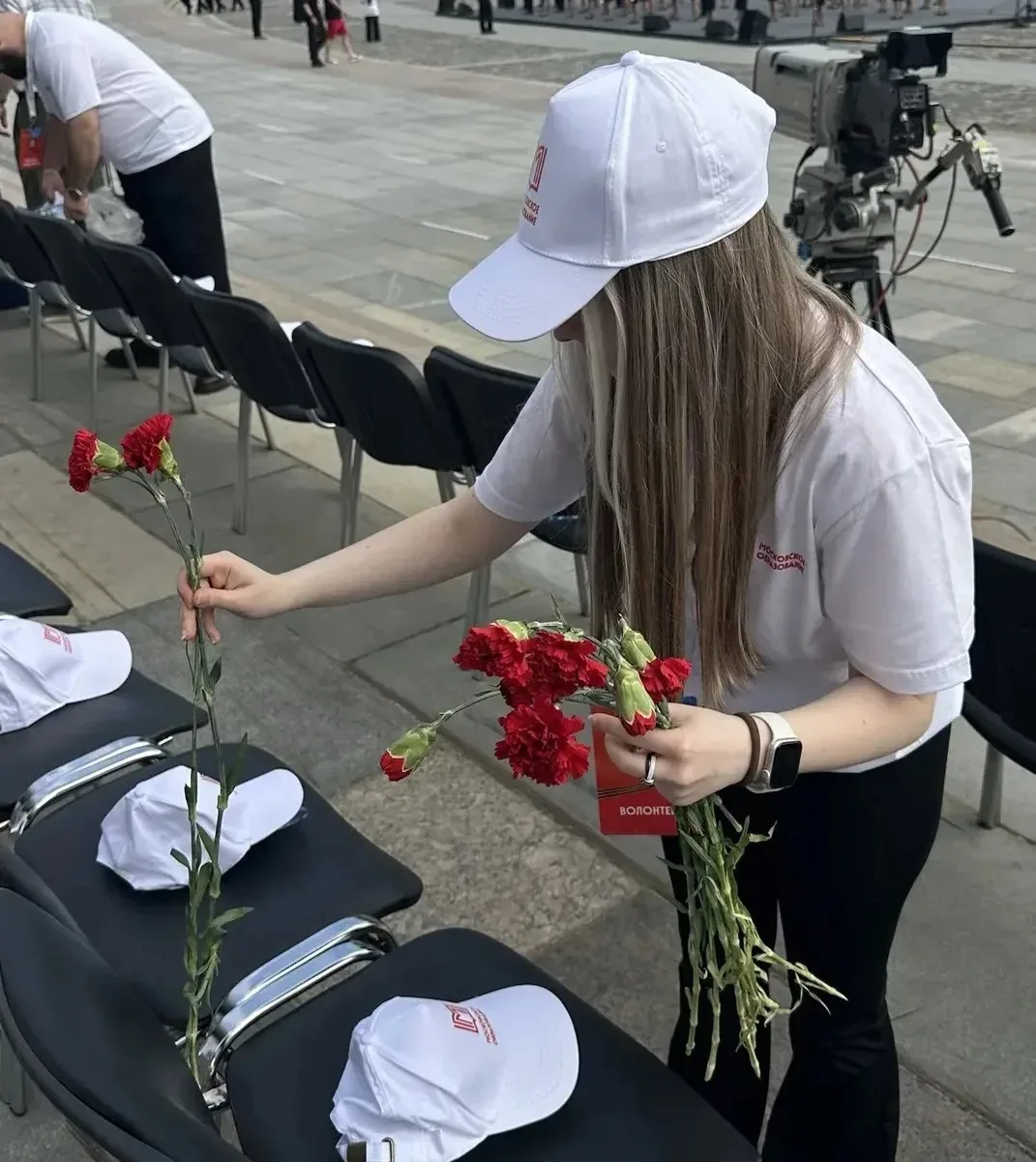Связь поколений: волонтеры колледжа на Параде кадетского движения  🤝 20 мая на территории Мемориальн