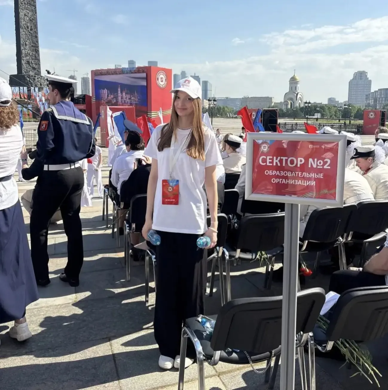 Связь поколений: волонтеры колледжа на Параде кадетского движения  🤝 20 мая на территории Мемориальн