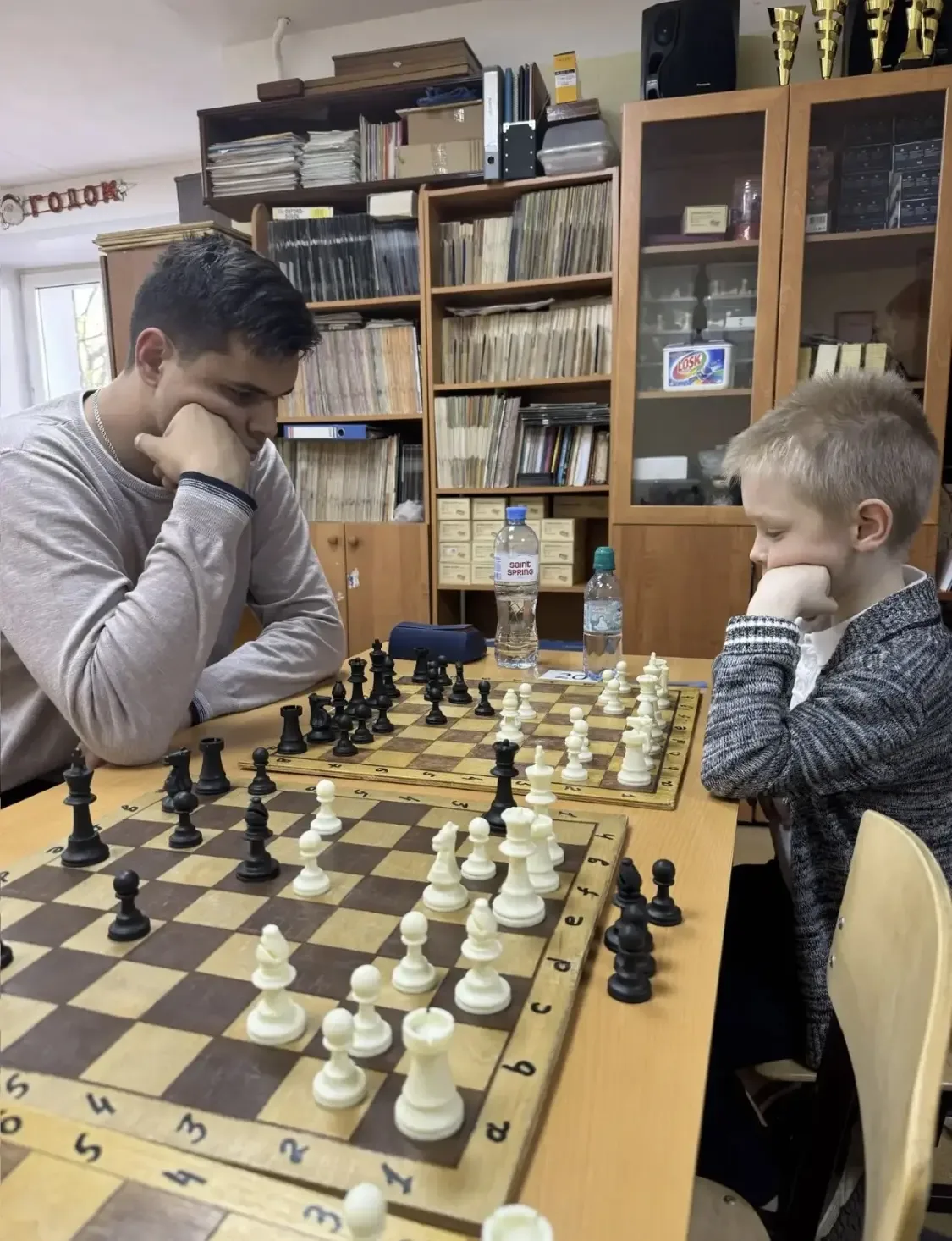 ♟Юный шахматист Роман из 1 А занимался любимой игрой в шахматы и проявил способности, терпение и стр