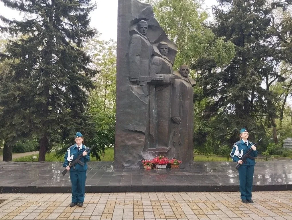 ⏳️ГИМНАЗИЯ-ЭТО ПАМЯТЬ!  🕊️Традиционно у мемориала "Клятва поколений" на Посту №1 у Вечного огня наши