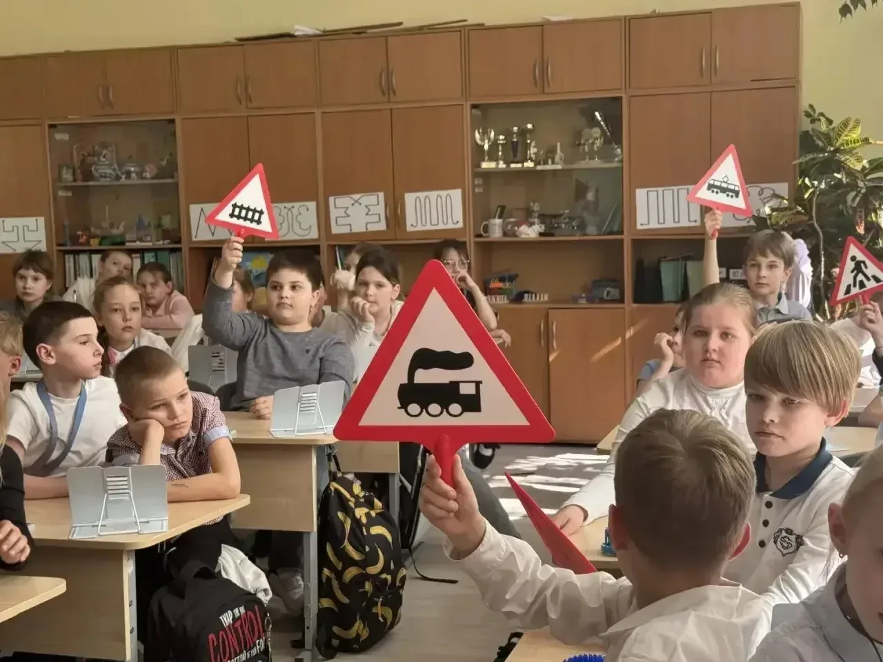 Каникулы начинаются с заботы о безопасности 🚦  📝 На этой неделе в классах прошли важные разговоры пе