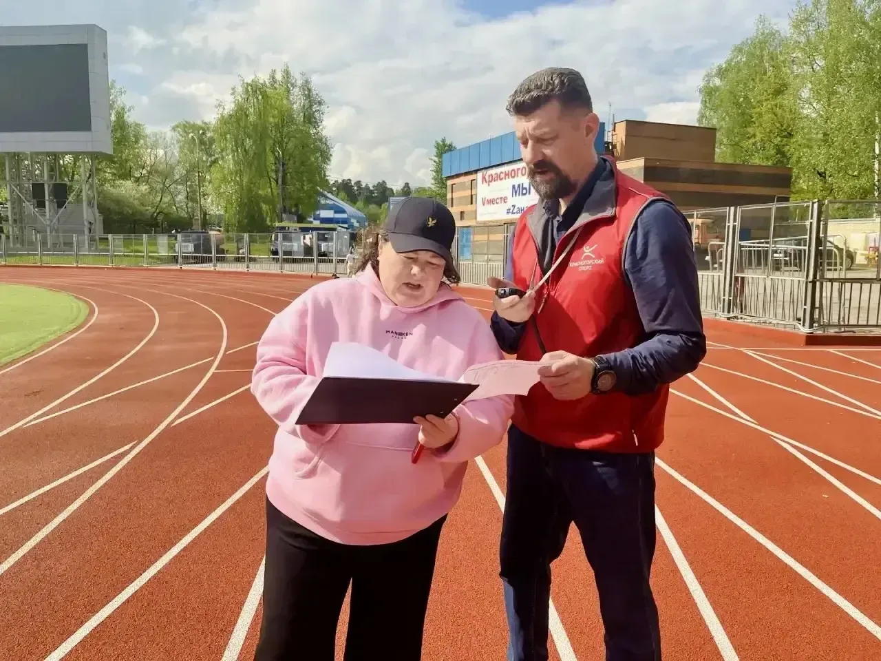 🏆 Быстрее. Выше. Сильнее!  🏃‍♂️ Стадион буквально замер в ожидании стартов! Команды 2«В» и 3«Г» клас