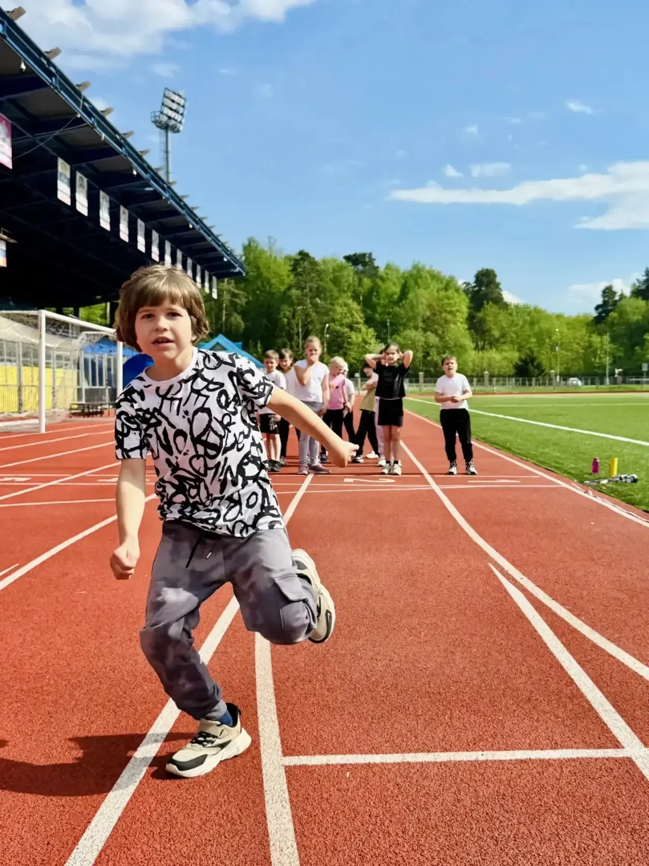 🏆 Быстрее. Выше. Сильнее!  🏃‍♂️ Стадион буквально замер в ожидании стартов! Команды 2«В» и 3«Г» клас
