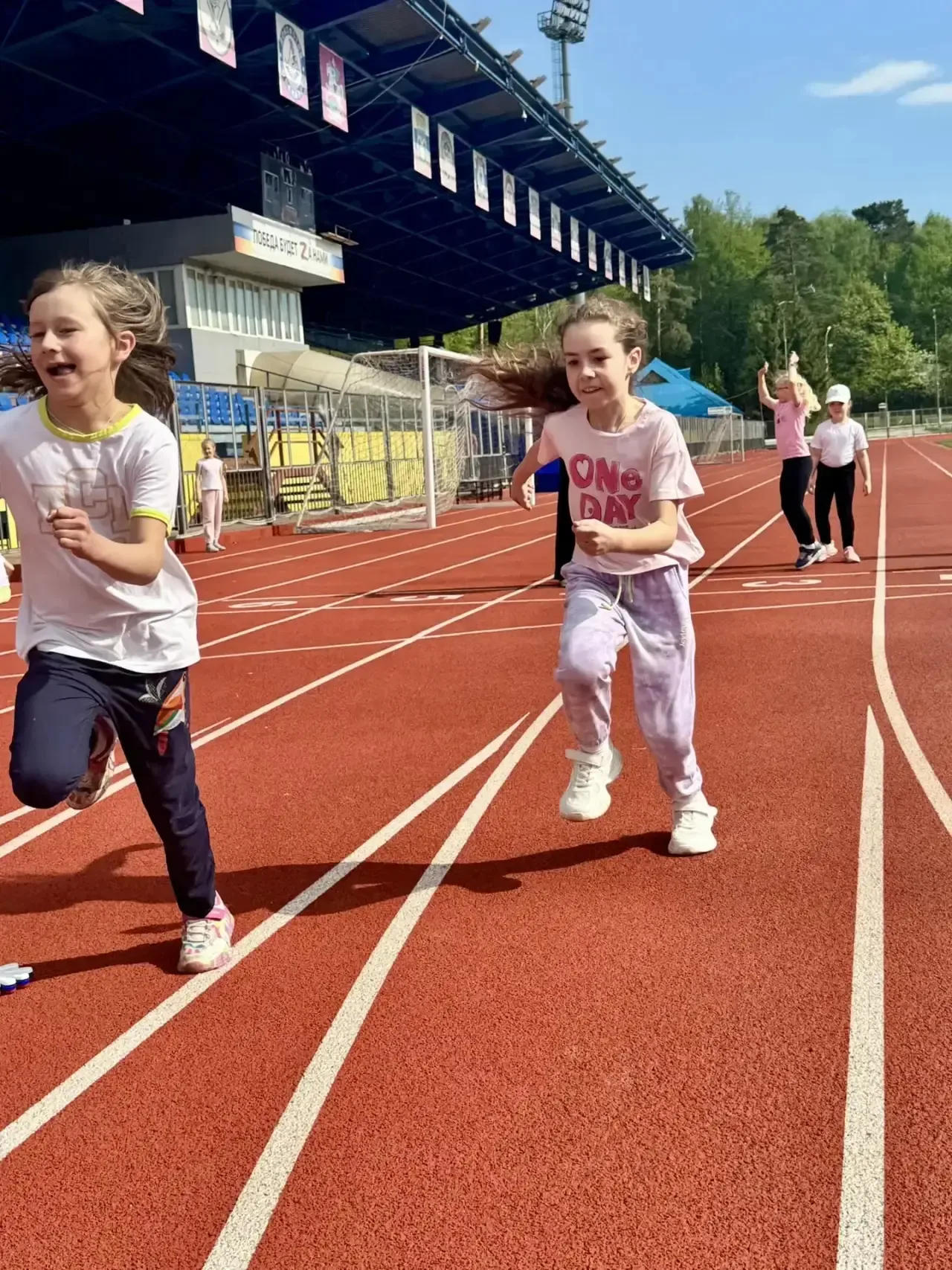 🏆 Быстрее. Выше. Сильнее!  🏃‍♂️ Стадион буквально замер в ожидании стартов! Команды 2«В» и 3«Г» клас
