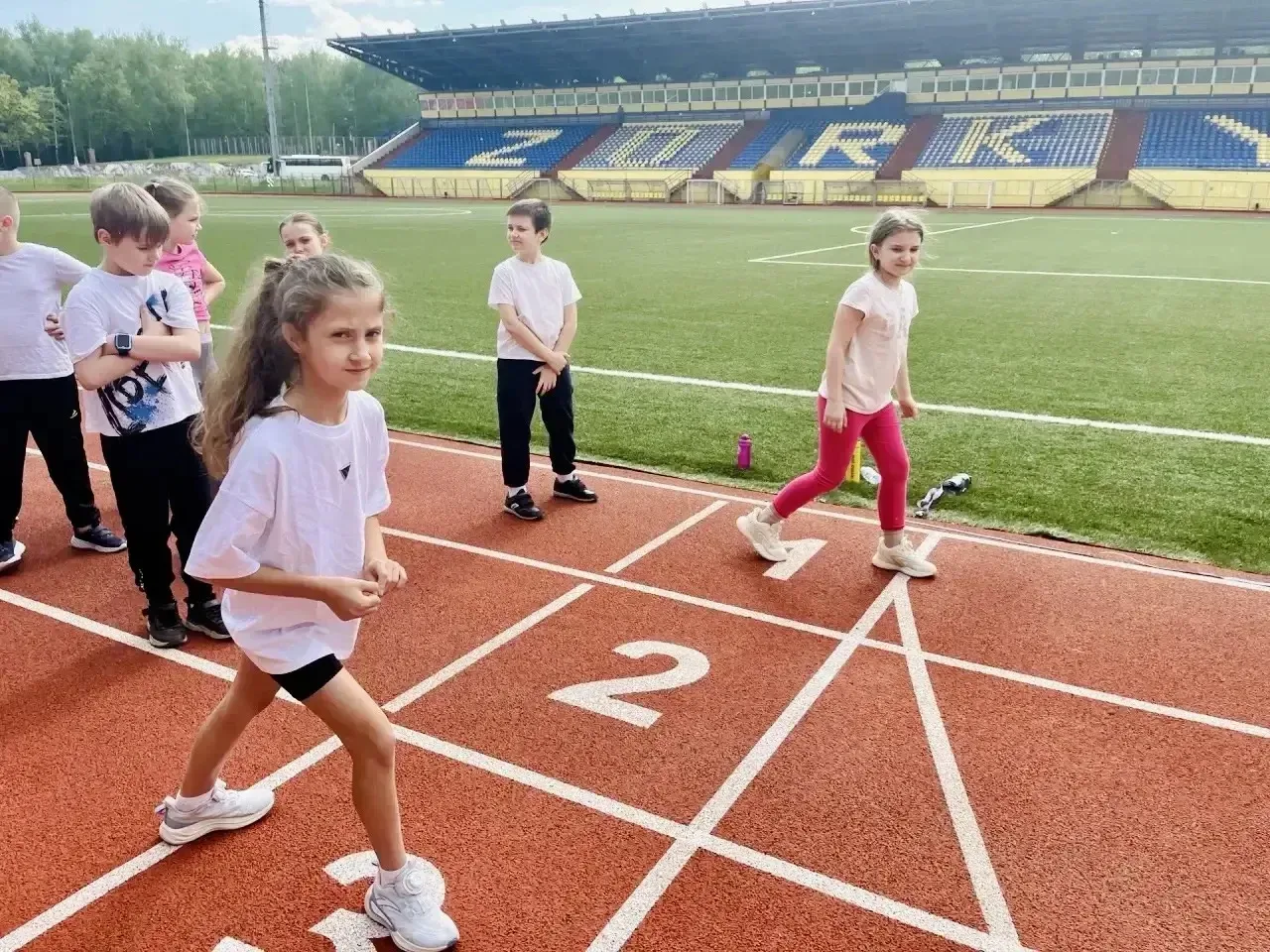 🏆 Быстрее. Выше. Сильнее!  🏃‍♂️ Стадион буквально замер в ожидании стартов! Команды 2«В» и 3«Г» клас