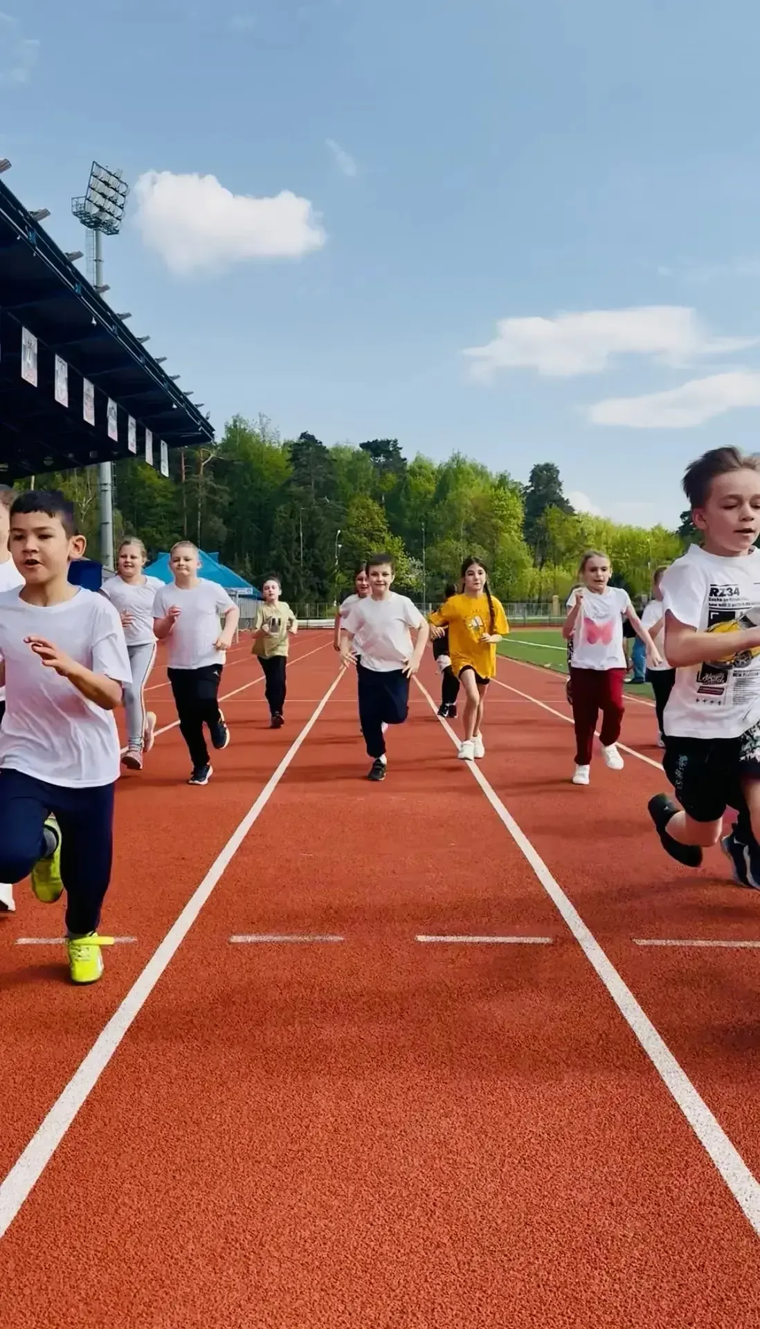 🏆 Быстрее. Выше. Сильнее!  🏃‍♂️ Стадион буквально замер в ожидании стартов! Команды 2«В» и 3«Г» клас