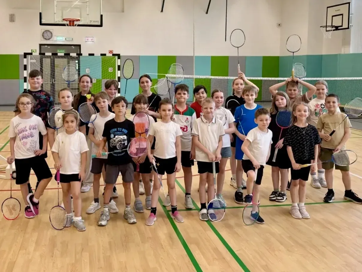 ЛЕТО - ВРЕМЯ ИГРАТЬ   🏸 Друзья! В нашем Образовательном квартале открыт набор в секцию бадминтона на