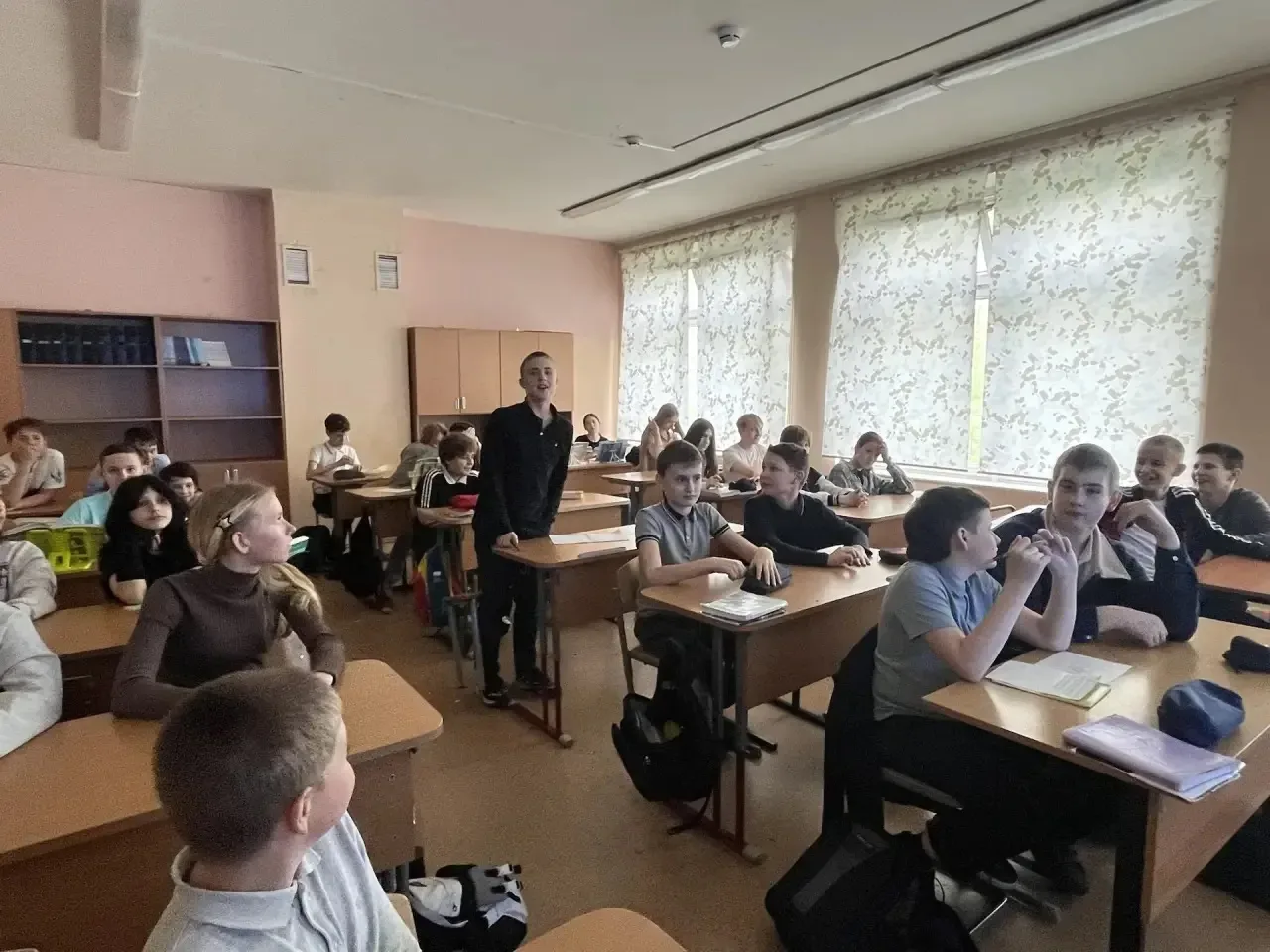 Наш педагог-психолог провёл занятие в 6 классе, посвящённое теме поведения в конфликтах и важности д
