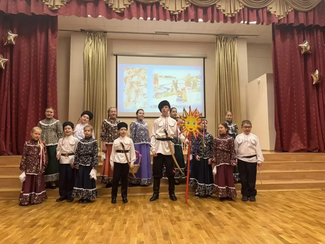🎭 Праздник народной души: отчётный концерт «Казачьего хора»! 🎶✨  В нашей школе прошел ежегодный отчё