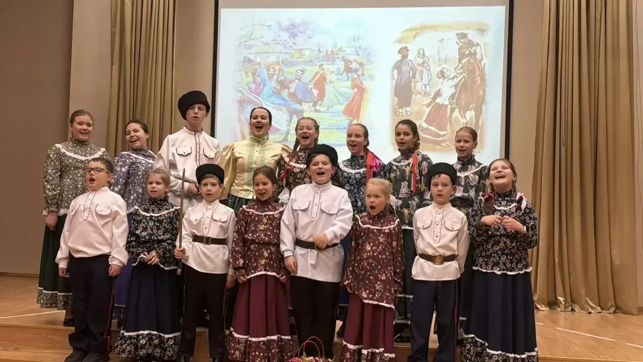 🎭 Праздник народной души: отчётный концерт «Казачьего хора»! 🎶✨  В нашей школе прошел ежегодный отчё