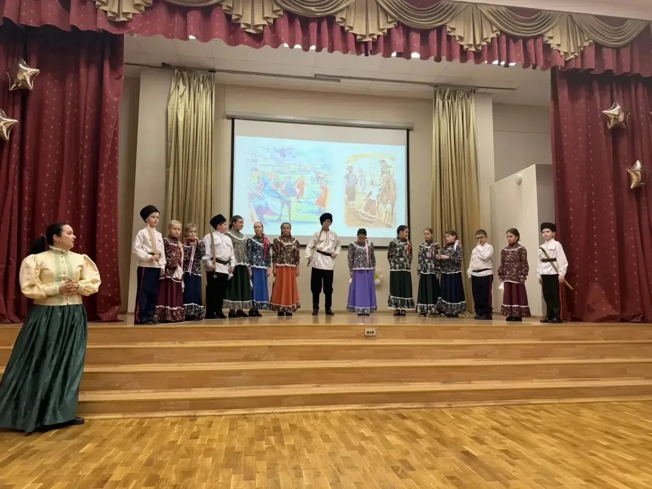 🎭 Праздник народной души: отчётный концерт «Казачьего хора»! 🎶✨  В нашей школе прошел ежегодный отчё